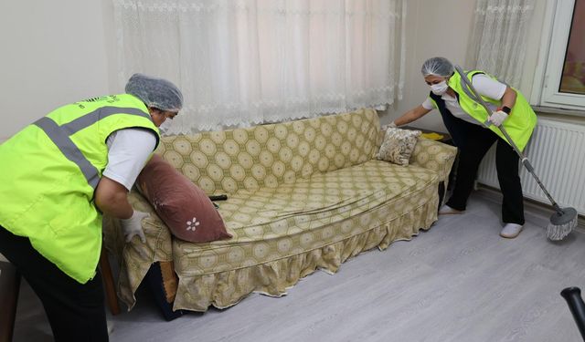 Sarıyer'de yaşlı ve engellilerin evlerini belediye temizliyor
