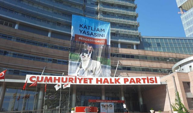 CHP binasına "Katliam Yasasını Reddediyoruz" pankartı asıldı