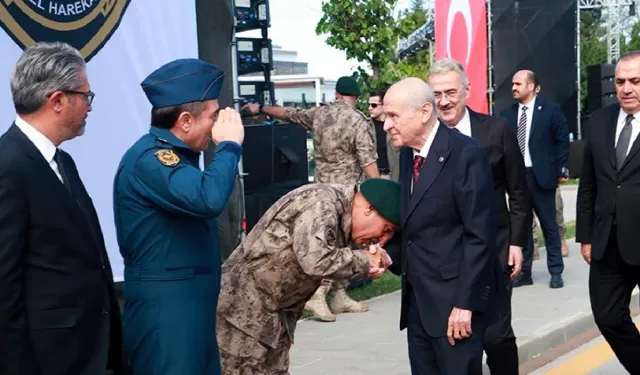Özel Harekat Daire Başkanı Bahçeli’nin elini öpmüştü: CHP'den tepki