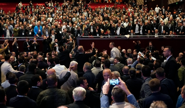 Beşiktaş kongresinde Ahmet Nur Çebi'ye protesto