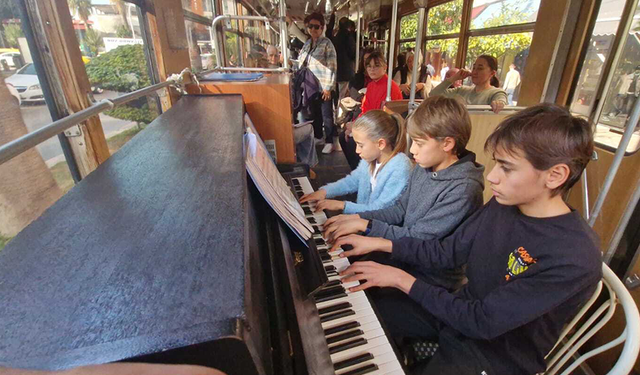 Antalya’nın nostaljik tramvayında piyano keyfi