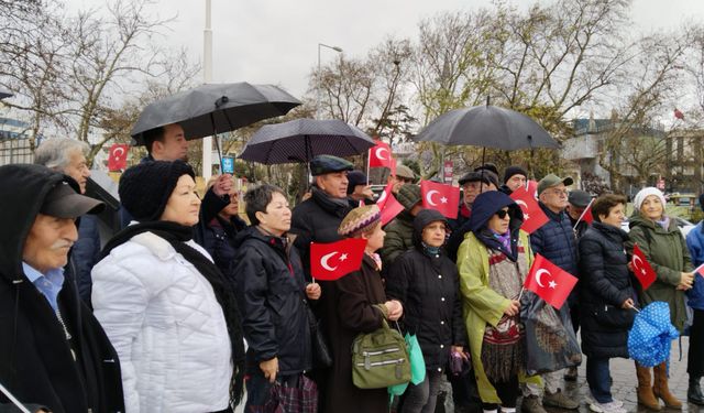 Teğmenlere Kadıköy Atatürk Anıtı önünde destek l Berkiz Berksoy yazdı...