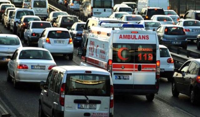 Bakan Yerlikaya'dan Ambulanslara Yol Çağrısı: Fermuar Sistemi Uygulayın
