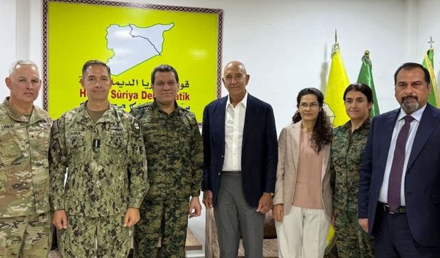 Barrack Hatay’ı Suriye’de gösteren haritanın önünde poz verdi