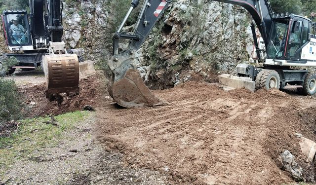 Kuşadası’nda Selin Zarar Verdiği Arıcı Yolu Yeniden Açıldı