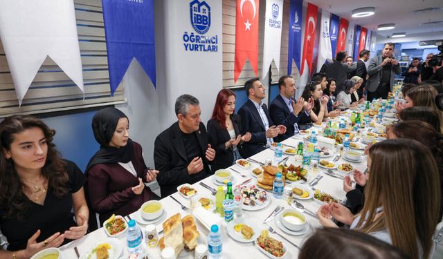 Özgür Özel öğrencilerle iftarda buluştu