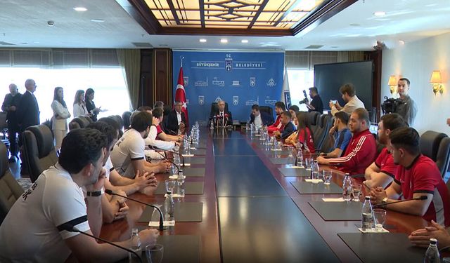 Mansur Yavaş ASKİ Spor şampiyonlarını ağırladı