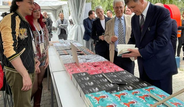 İzmir'de bahar kitapla geldi: İZKİTAP kapılarını actı