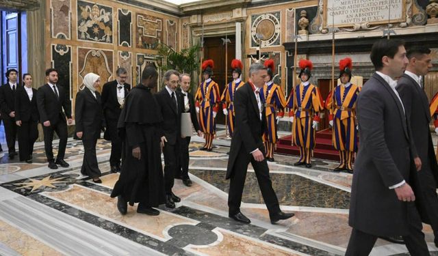 Fahrettin Altun Papa’ya güven mektubu sundu