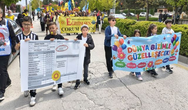Eğitim-Sen’den Bakan Tekin’e düşük notlu karne pankartı