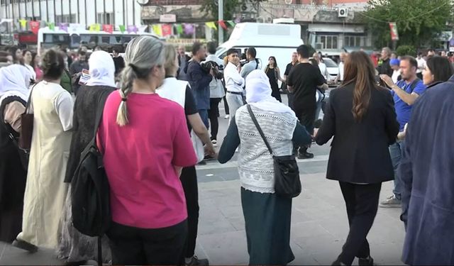Dağkapı Meydanı'nda halaylı, Kürtçe eğitim çağrısı