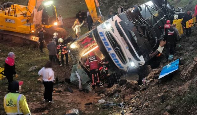 Malatya'da yolcu otobüsü devrildi: 4 ölü, 15 yaralı