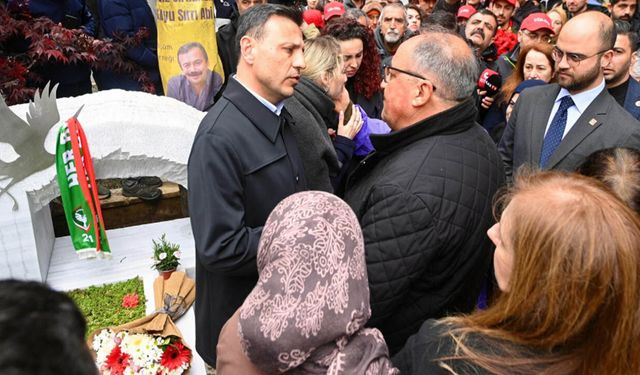 Sırrı Süreyya mezarı başında anıldı  göz yaşları sel oldu