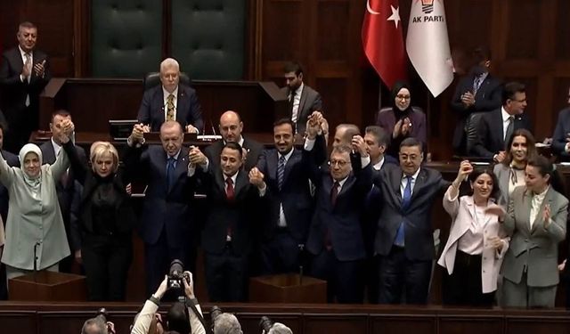 Nimet Özdemir AK Parti rozetini taktı