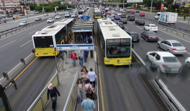 İETT seferlerinde yaşanan aksamalar yolcuları duraklarda bıraktı