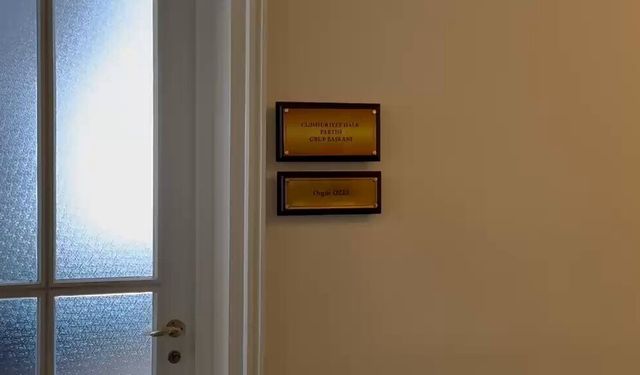 CHP'li o iki ismin tabelası haftasonu mesaisiyle kaldırıldı