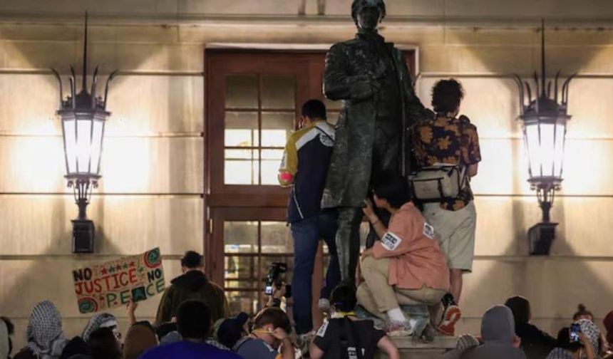 ABD'deki üniversite protestoları: Uzaklaştırılmaya çalışılan öğrenciler kampüs binasını ele geçirdi