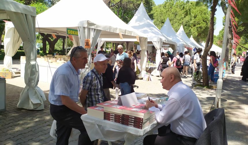 Cemil Kılıç İzmir Kitap Fuarı'nda okurlarıyla buluştu