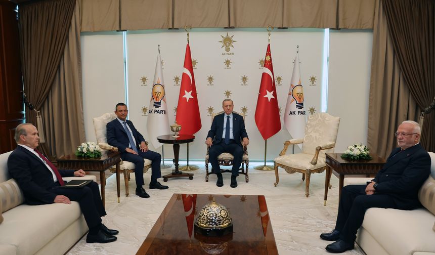 Erdoğan Özel görüşmesindeki boş koltuk ne anlama geliyor? Gazeteci Kalkandelen yorumladı...