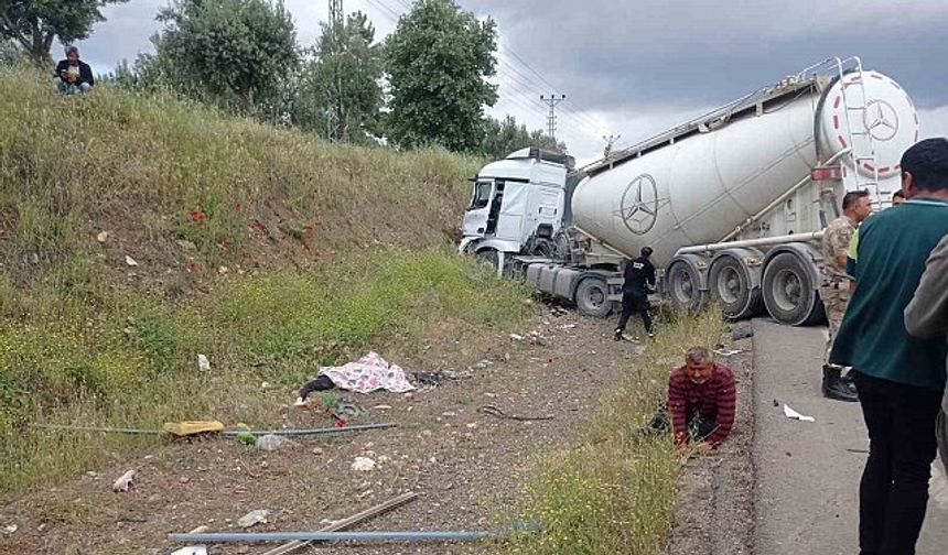 Gaziantep can pazarı... Tanker minibüse çarptı: 8 ölü, 11 yaralı