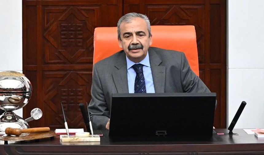 Sırrı Süreyya Önder AKP'li vekillere tepki göstererek Meclis bileşimini kapattı