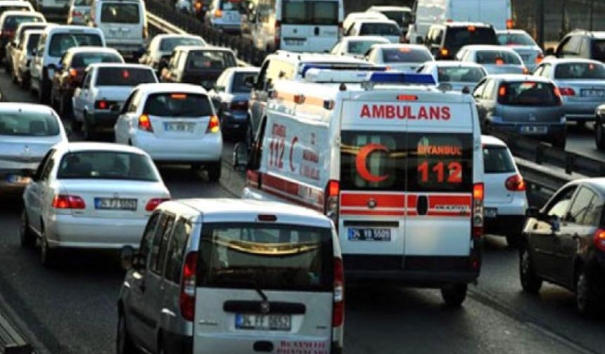 Bakan Yerlikaya'dan Ambulanslara Yol Çağrısı: Fermuar Sistemi Uygulayın