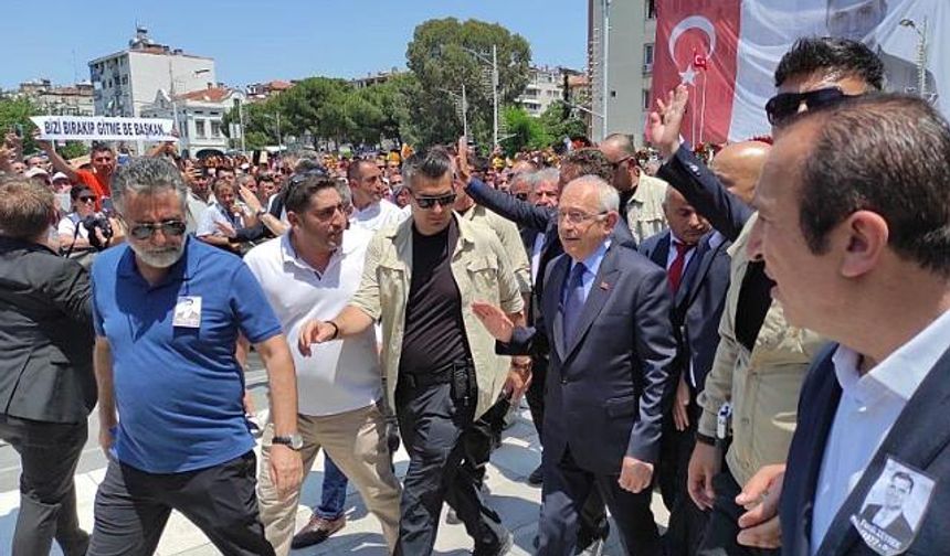 Kemal Kılıçdaroğlu, Ferdi Zeyrek'in cenaze töreninde alkışlarla karşılandı