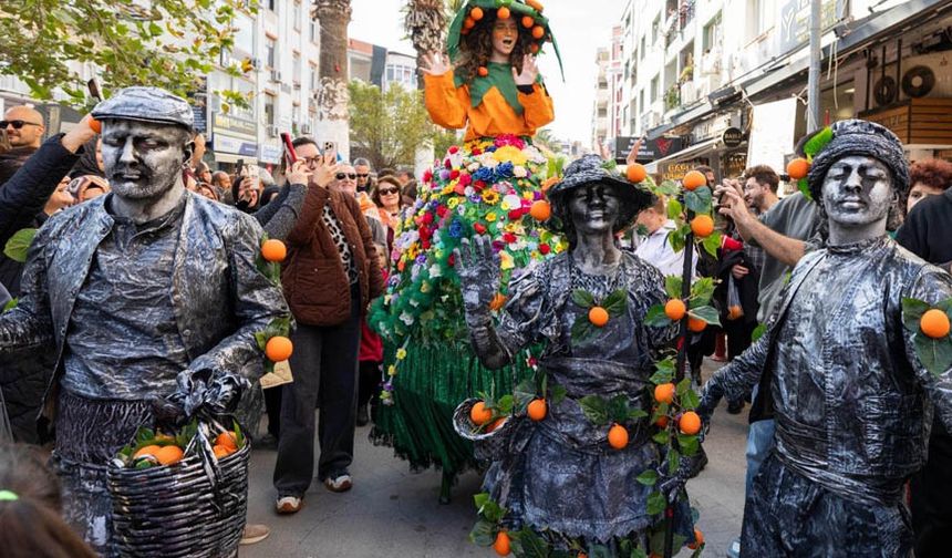 Seferihisar'da 25. mandalina şenliğine yoğun ilgi
