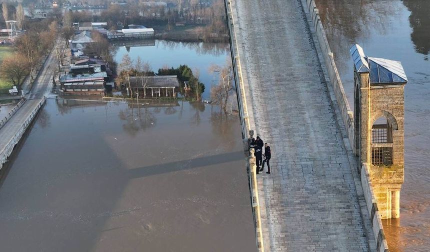 Sular yükseldi: Köprüler ulaşıma kapandı