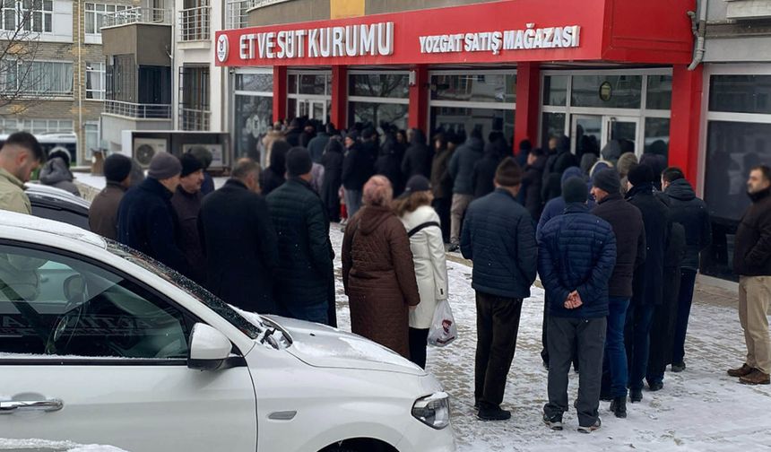 Buz gibi havada saatlerce ucuz et için beklediler