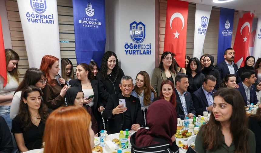 Özgür Özel öğrencilerle yurtta iftar yaptı