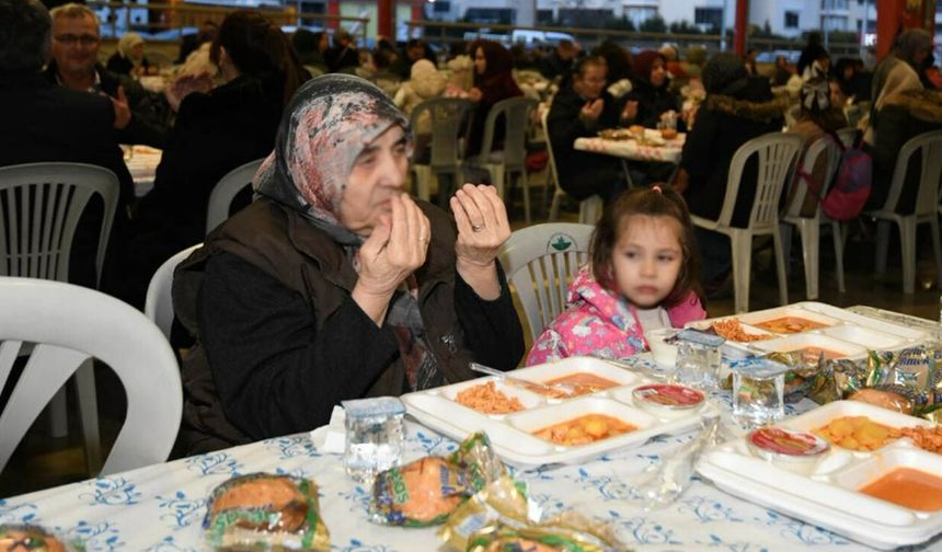 Mahalle halkı aynı sofrada iftar yaptı!