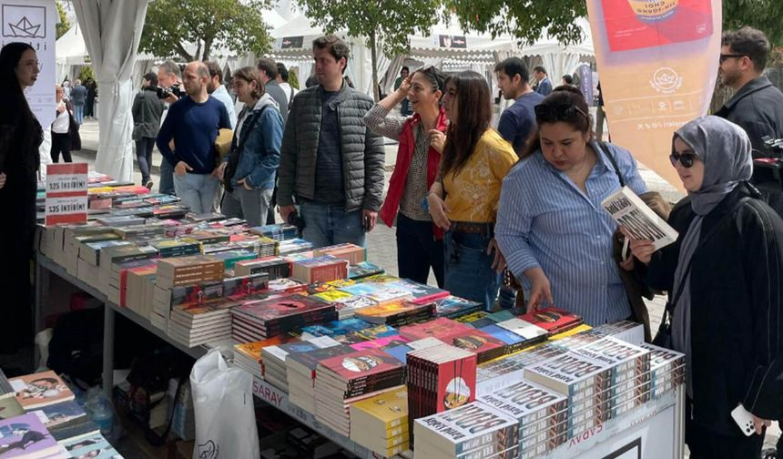 İzmir'de bahar kitapla geldi: İZKİTAP kapılarını actı