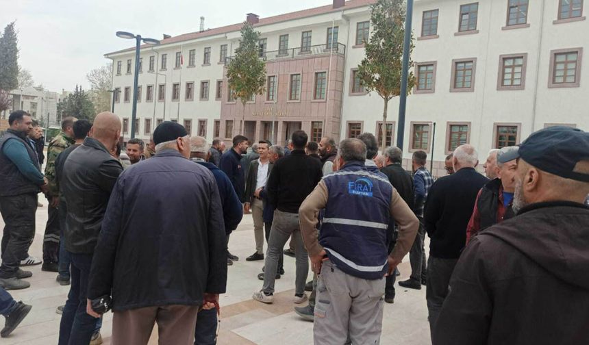 Sözler havada kaldı esnaf sokağa döküldü