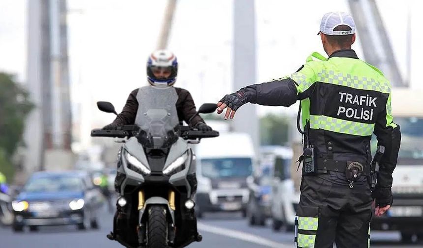 Motokuryeler ve motorcular yakın takipte