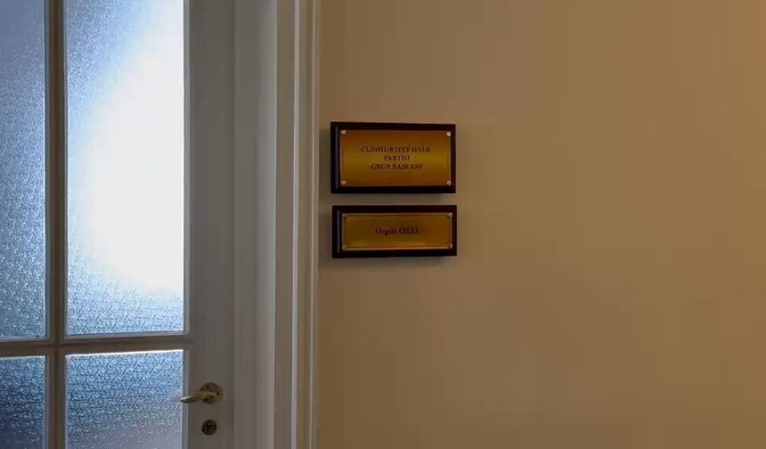 CHP'li o iki ismin tabelası haftasonu mesaisiyle kaldırıldı