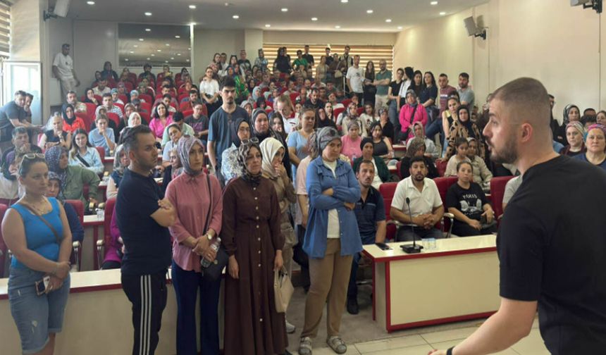 Yüzlerce kişi aynı umutla iş görüşmesine koştu