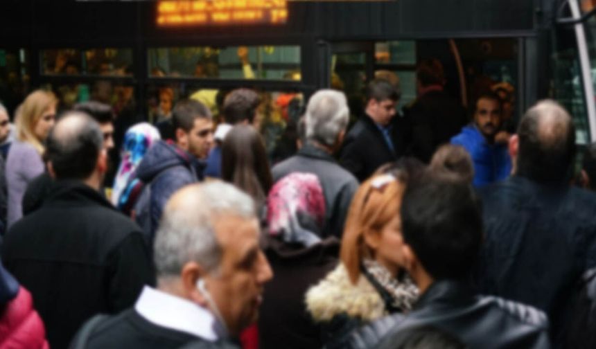 Ulaşım aksadı, vatandaş duraklarda sıkıştı