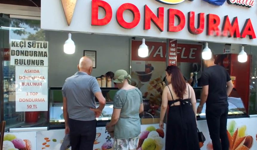 Bu dükkânda parası olmayana da dondurma var