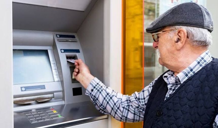 En düşük emekli aylığını 23 bin 552 liraya çıkaran teklif komisyonda