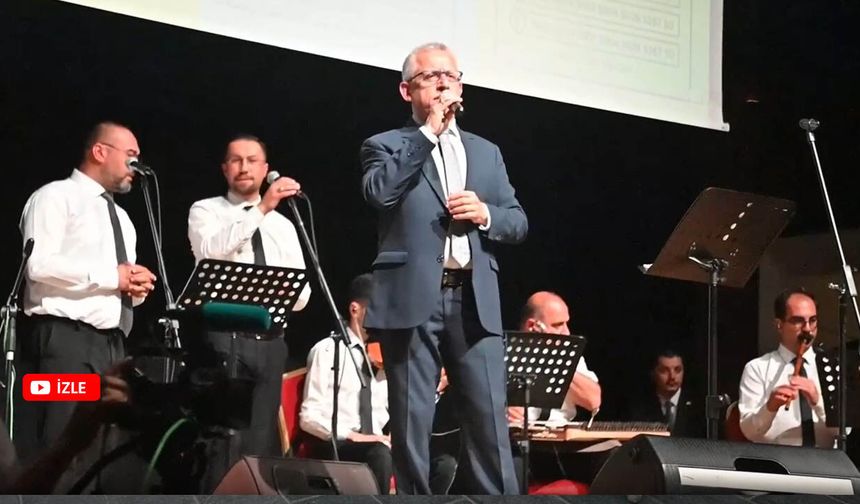 Belediye Başkanı sahnede türkü söyledi