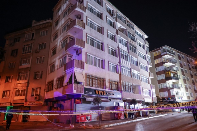 İstanbul'da 46 yıllık bina çatlayınca acil boşaltıldı