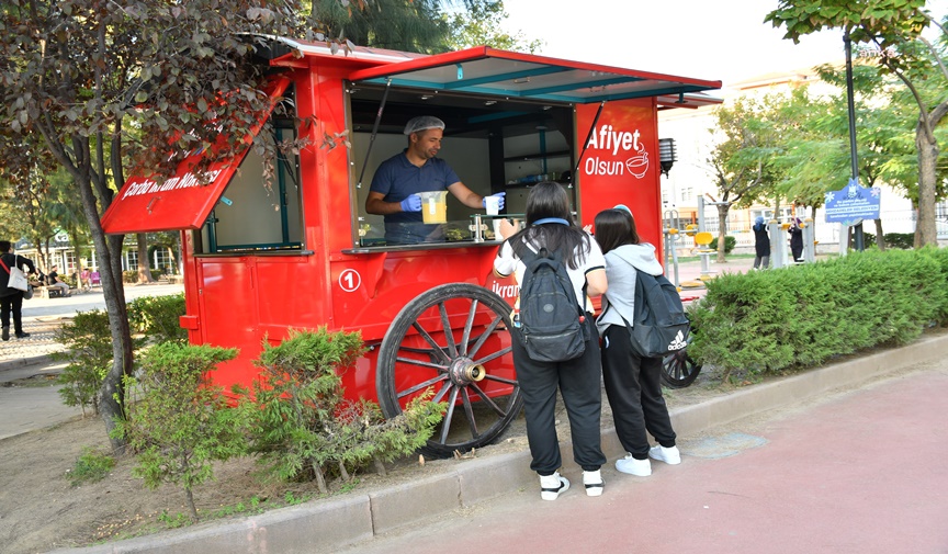 Manisa'da öğrenciler, güne sıcak çorba ile başlıyor