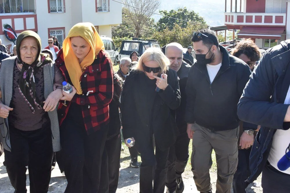 Ünlü şarkıcı Gülşen babasını son yolculuğuna uğurlandı