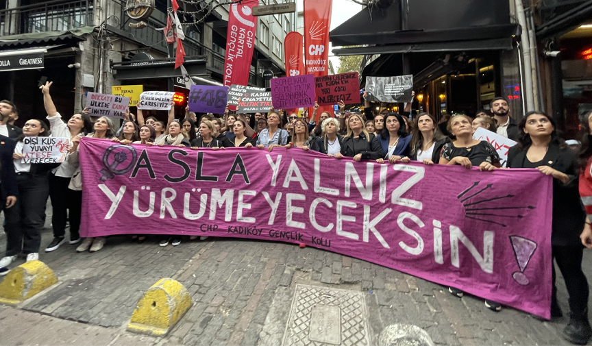 Kadıköy'deki kadına şiddet eyleminde "hükümet istifa" sloganları