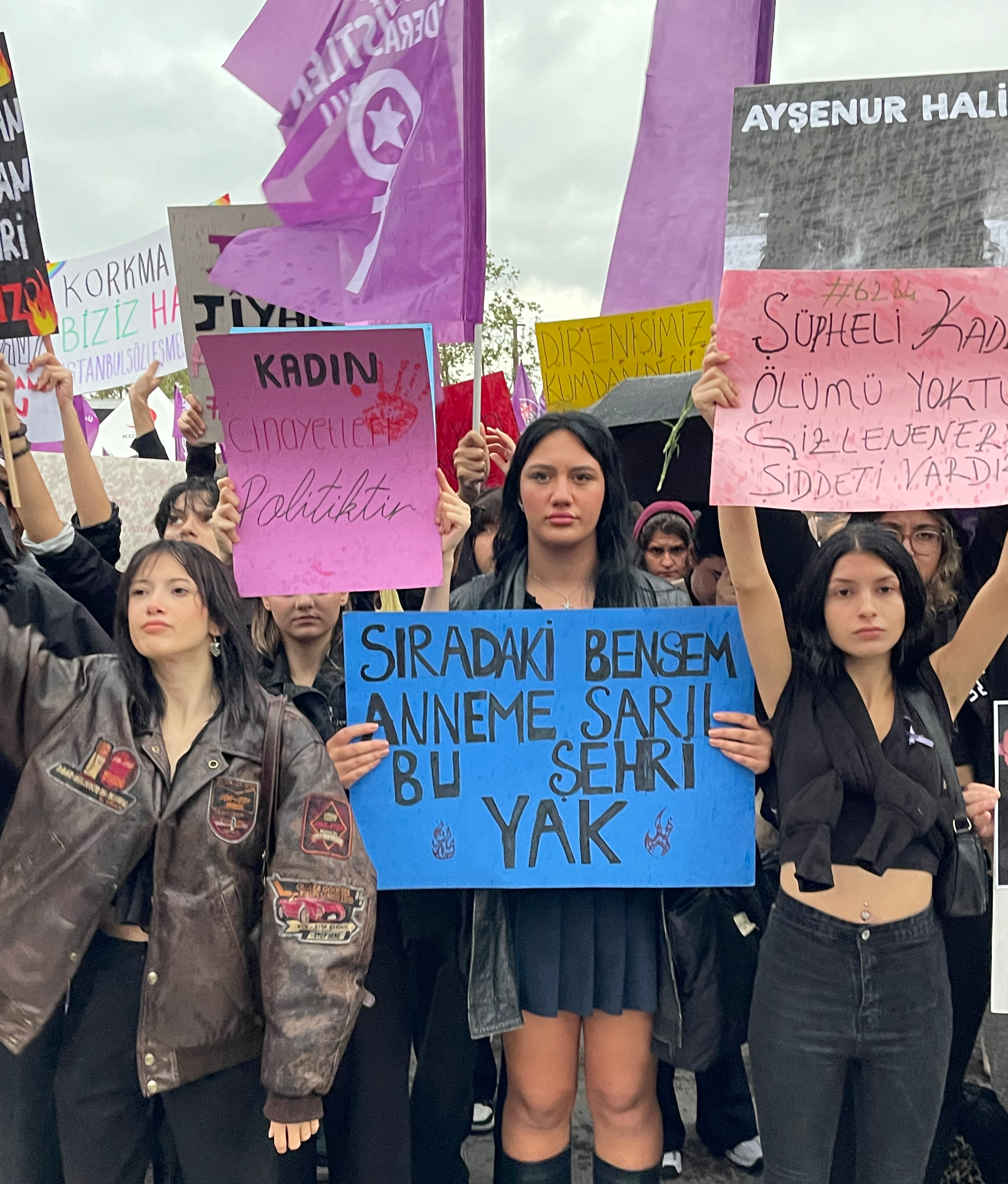 Kadıköy'deki kadına şiddet eyleminde "hükümet istifa" sloganları