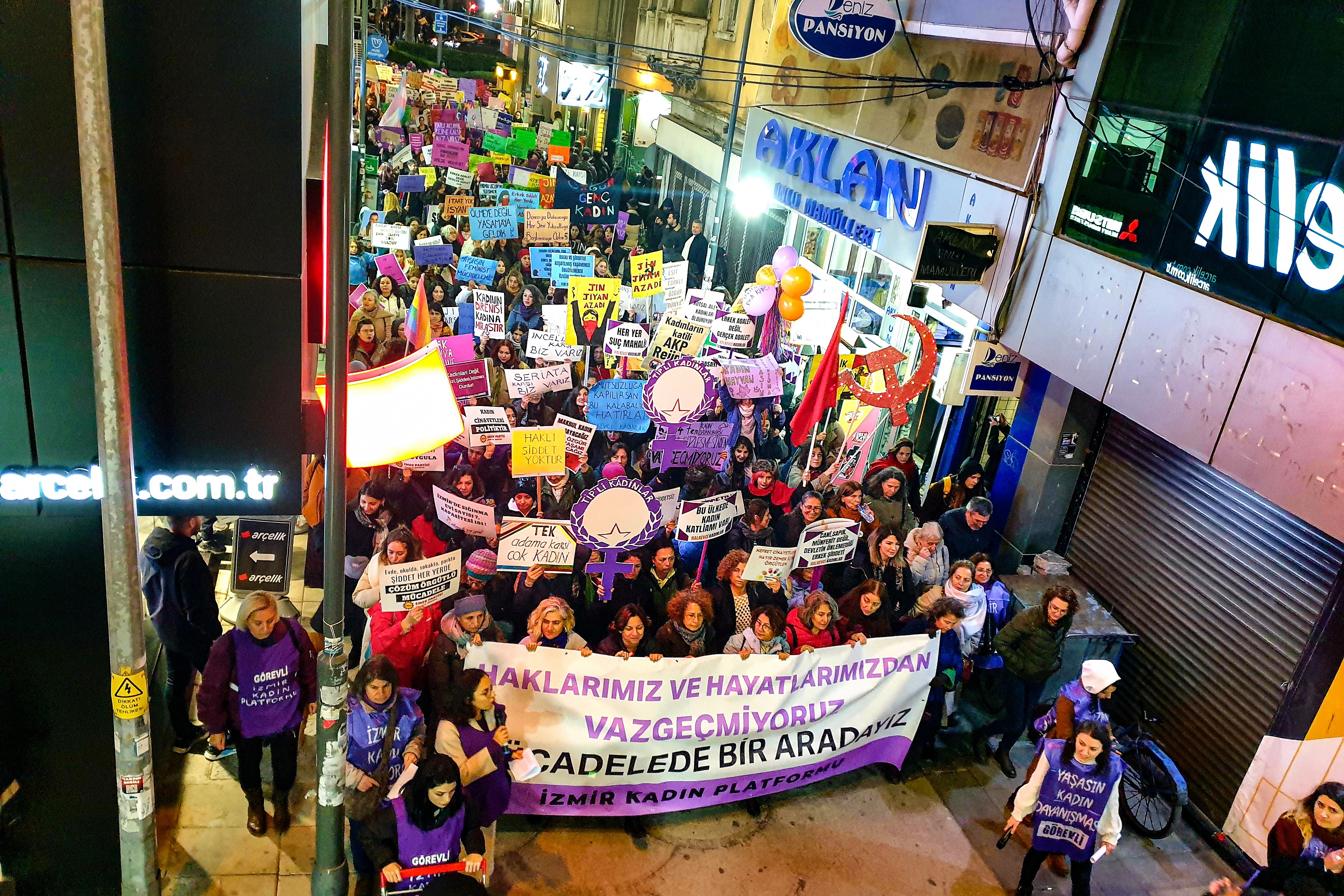 İzmir’de 25 Kasım’da kadına yönelik şiddete karşı yürüyüş düzenlendi