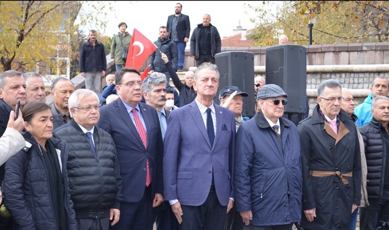 Emekli askerler ve yurttaşlar, teğmenlere destek için Ankara’da toplandı