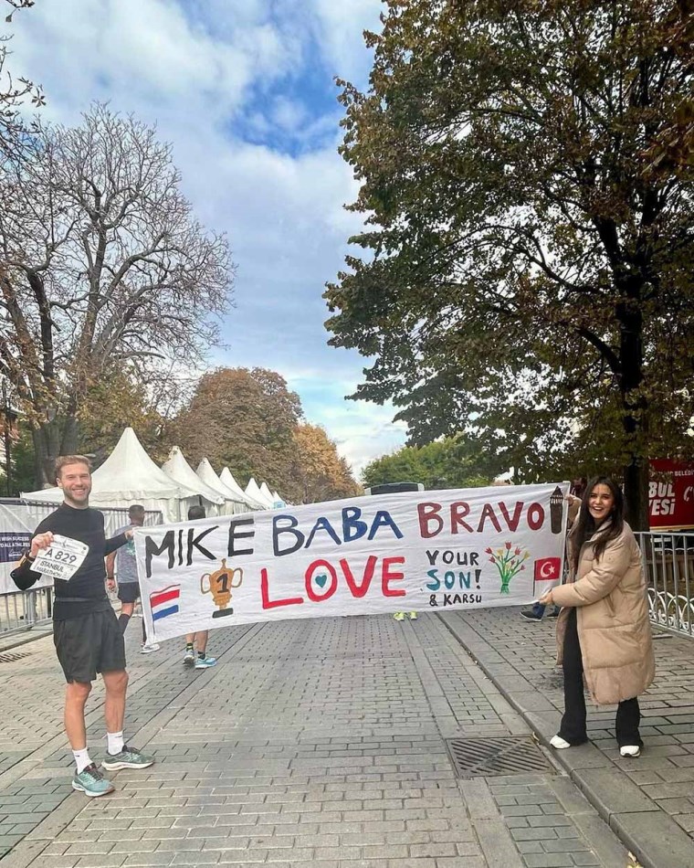 Karsu, İstanbul Maratonu'nda bebeğinin cinsiyetini açıkladı