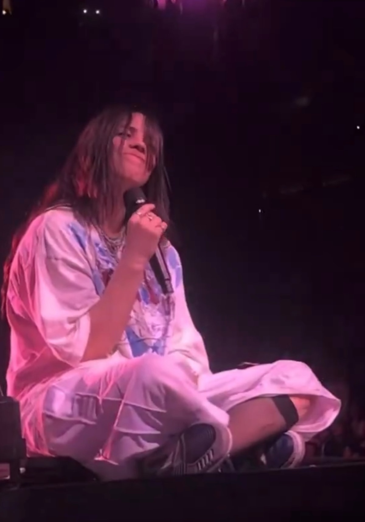 Billie Eilish fena sinirlendi! Sahnede onun da başına geldi...